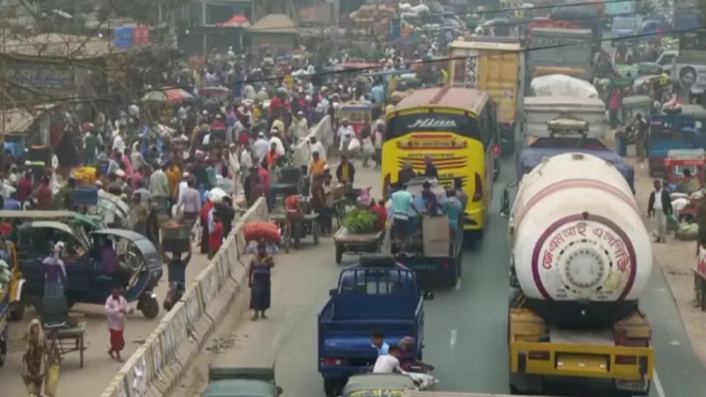 ঈদযাত্রায় মহাসড়কে বেড়েছে যাত্রীর চাপ