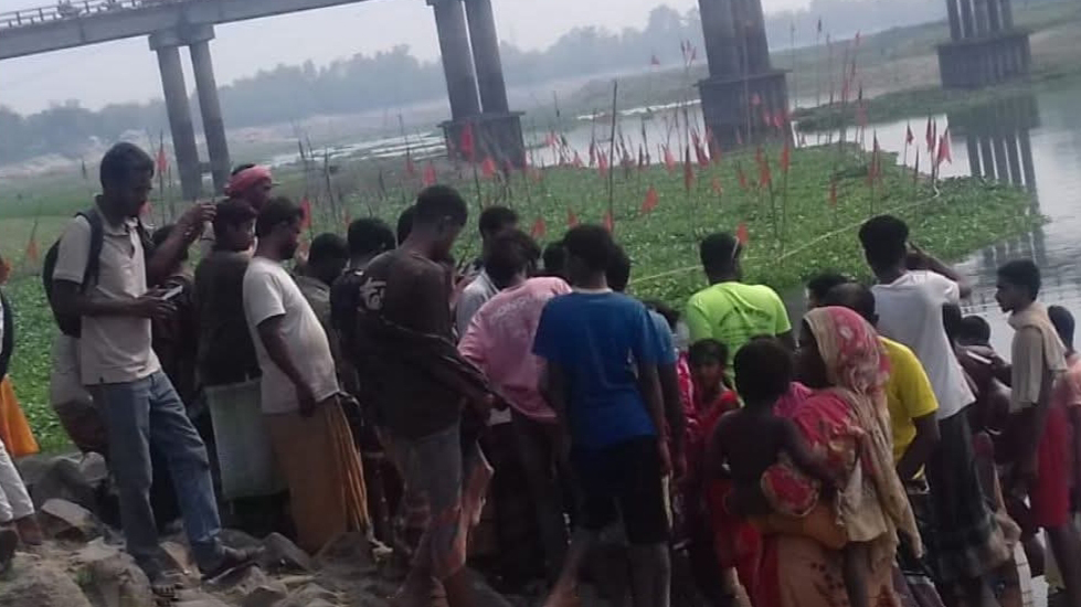 ছবি তুলতে গিয়ে ট্রেনের ধাক্কায় দুই যুবক নিহত