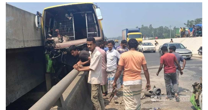 রায়গঞ্জে যাত্রীবাহী বাস দূর্ঘটনায় প্রাণ গেল ৩ জনের