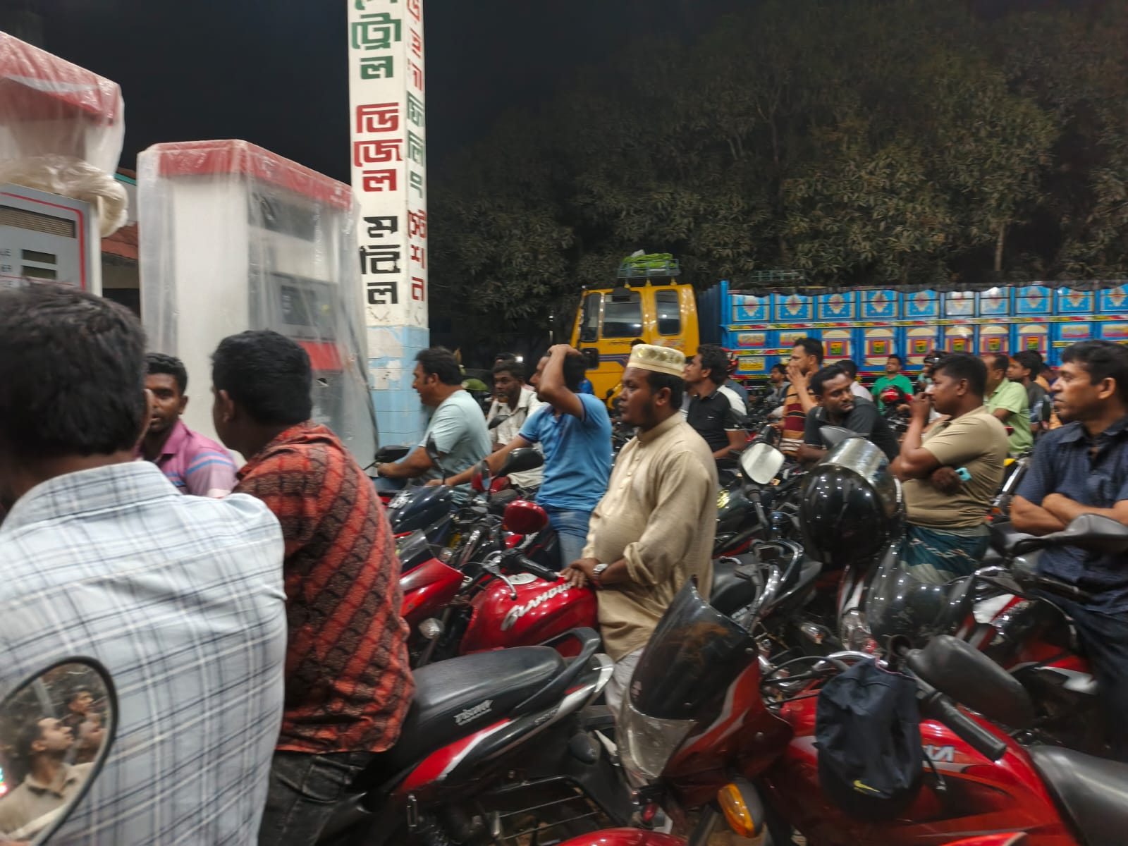 চুয়াডাঙ্গায় ফুয়েল কার্ড, নিয়ম মানছে না কেউ: কর্তৃপক্ষ ও পুলিশ সদস্যরাও দেখছেন না কার্ড