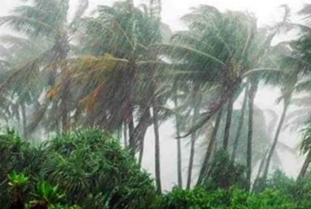 দুপুরের মধ্যে ৬০ কিমি বেগে ঝড়ের আভাস