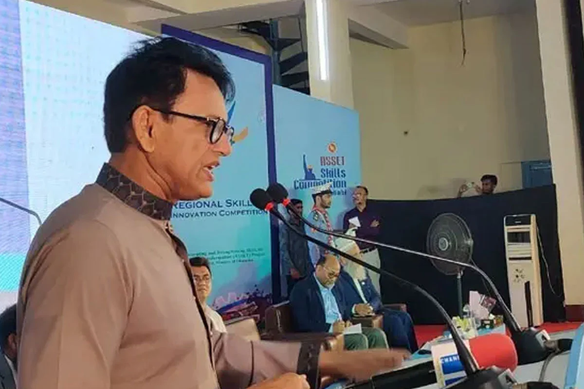 শিক্ষামন্ত্রী ড. আ ন ম এহছানুল হক মিলন কর্মকর্তাদের উদ্দেশ্যে জানিয়েছেন, পরীক্ষাকেন্দ্রে সিসি ক্যামেরা নিয়ে কোনো অজুহাত সহ্য করা হবে না। আবার বইলেন না পরীক্ষার সময় বিদ্যুৎ বিভ্রাটে সিসি ক্যামেরা বন্ধ ছিল। তেমনটা হলে বুঝব ‘ডাল মে কুচ কালা হ্যায়’ (নিশ্চয়ই কোনো ঘাপলা আছে)। পরীক্ষার কোনো দলিল যেন তামাদি না হয়, সব সংরক্ষণ করতে হবে। শনিবার (১১ এপ্রিল) রাজশাহীতে এসএসসি ও সমমান পরীক্ষা ২০২৬ উপলক্ষে রাজশাহী শিক্ষা বোর্ড এবং কারিগরি ও মাদ্রাসা শিক্ষা বোর্ডের কেন্দ্র সচিবদের সঙ্গে আয়োজিত এক মতবিনিময় সভায় শিক্ষামন্ত্রী এসব কথা বলেন। সভায় প্রাথমিক ও গণশিক্ষা মন্ত্রণালয়ের মন্ত্রীও উপস্থিত ছিলেন। প্রশ্নপত্র ফাঁস রোধে কঠোর আইন প্রণয়নের ইঙ্গিত দিয়ে মন্ত্রী বলেন, আইন এমনভাবে স্টিপোলড (নির্ধারিত) করব যা কেবল ছাত্রছাত্রীদের জন্য নয়, আমাদের নিজেদের দায়বদ্ধতাও নিশ্চিত করবে। ডিজিটাল পদ্ধতিতে প্রশ্ন কীভাবে ফাঁস হচ্ছে, তা আমাদের নখদর্পণে। এখন থেকে সব নজরদারি করা হবে। শিক্ষামন্ত্রী বলেন, শূন্য শতাংশ পাশ করা শিক্ষাপ্রতিষ্ঠানের এমপিও বন্ধের পূর্বঘোষণা থাকলেও মানবিক বিবেচনায় এবার তা কার্যকর করা হচ্ছে না। তবে শিক্ষার গুণগত মান নিশ্চিত করতে কড়া হুঁশিয়ারি দিয়েছেন তিনি। বিশ্ববিদ্যালয়ে ভর্তির ক্ষেত্রে বিদ্যমান ‘পোষ্য কোটা’র কড়া সমালোচনা করেন শিক্ষামন্ত্রী। তিনি বলেন, যোগ্যতার ভিত্তিতে পাশ করেই শিক্ষার্থীদের ভর্তি হতে হবে। আমরা চাই না কেউ বিনা পরীক্ষায় বা বিশেষ সুবিধায় পার পেয়ে যাক। এছাড়া তিনি প্রস্তাব করেন, জেলা পর্যায়ের কর্মকর্তাদের সন্তানদের বাধ্যতামূলকভাবে জেলা স্কুলেই পড়ানো উচিত, যাতে সরকারি স্কুলগুলোর মানোন্নয়নে কর্মকর্তাদের ব্যক্তিগত দায়বদ্ধতা তৈরি হয়। শিক্ষামন্ত্রী বলেন, মানবসম্পদ তখনই অভিশাপ হয়ে দাঁড়াবে যখন তাকে কর্মক্ষম করে গড়ে তোলা সম্ভব হবে না। এ বিষয়ে প্রধানমন্ত্রী তারেক রহমান বিশেষ গুরুত্ব দিচ্ছেন উল্লেখ করে তিনি শিক্ষা ব্যবস্থায় আমূল সংস্কারের (রিফর্ম) ডাক দেন। সঙ্ঘবদ্ধ কোনো নকল চক্র থাকলে তাদের চিহ্নিত করার নির্দেশ দিয়ে মন্ত্রী বলেন, আমরা চাই না পরীক্ষার্থীদের মধ্যে ভীতি ছড়াক বা ফলাফলে ধস নামুক। তবে কোনোভাবেই বিনা পরীক্ষায় পাশ বা অনৈতিক সুযোগ দেওয়া হবে না। মতবিনিময় সভায় রাজশাহী অঞ্চলের শিক্ষা সংশ্লিষ্ট ঊর্ধ্বতন কর্মকর্তা এবং তিন বোর্ডের বিভিন্ন কেন্দ্রের সচিবরা উপস্থিত ছিলেন। সভায় পরীক্ষার স্বচ্ছতা ও নিরাপত্তা নিশ্চিতে স্থানীয় প্রশাসনকে আরও তৎপর হওয়ার আহ্বান জানানো হয়।