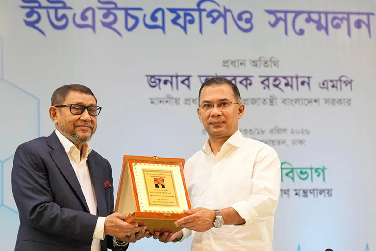 মন্ত্রী সাহেব প্রশংসা একটু কম কইরেন, স্বাস্থ্যমন্ত্রীকে প্রধানমন্ত্রী