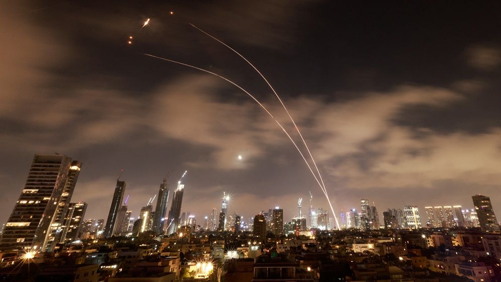 ইসরাইলে দফায় দফায় ক্ষেপণাস্ত্র হামলা চালিয়েছে ইরান