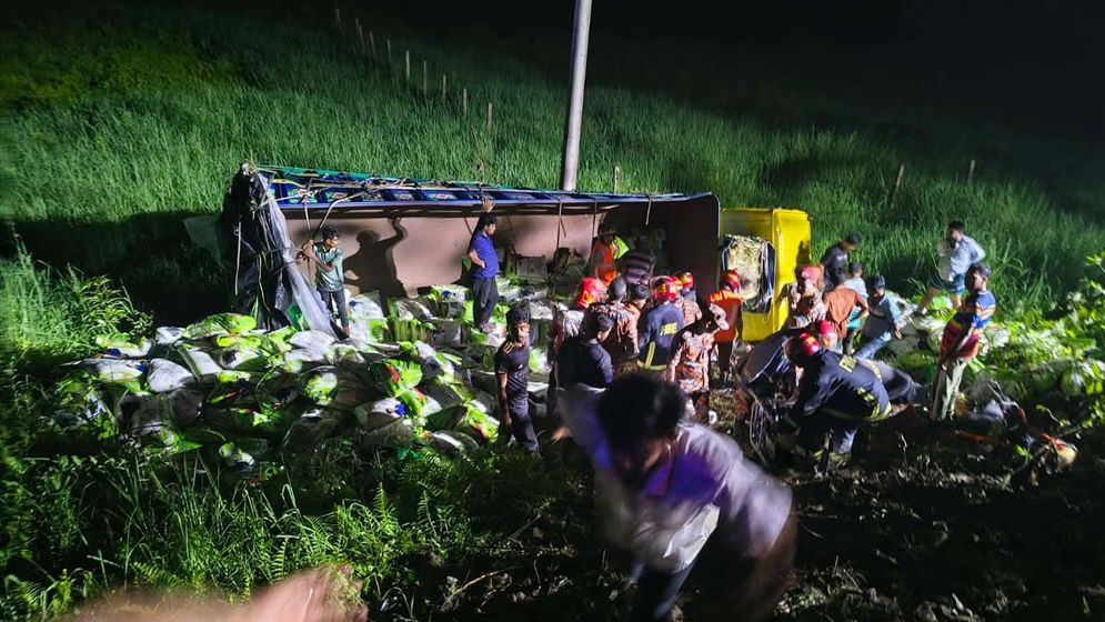 দাউদকান্দিতে ট্রাক খাদে পড়ে নিহত ৭