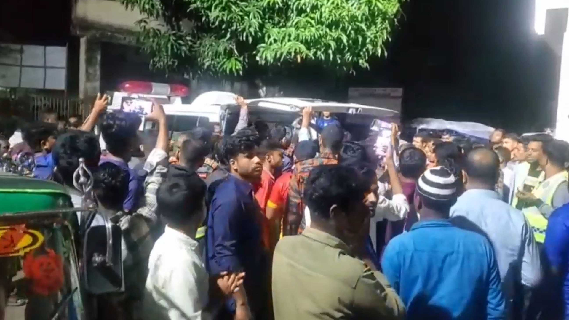 কুড়িগ্রামে ট্রাক-মাইক্রোবাস মুখোমুখি সংঘর্ষ, নিহত ৩