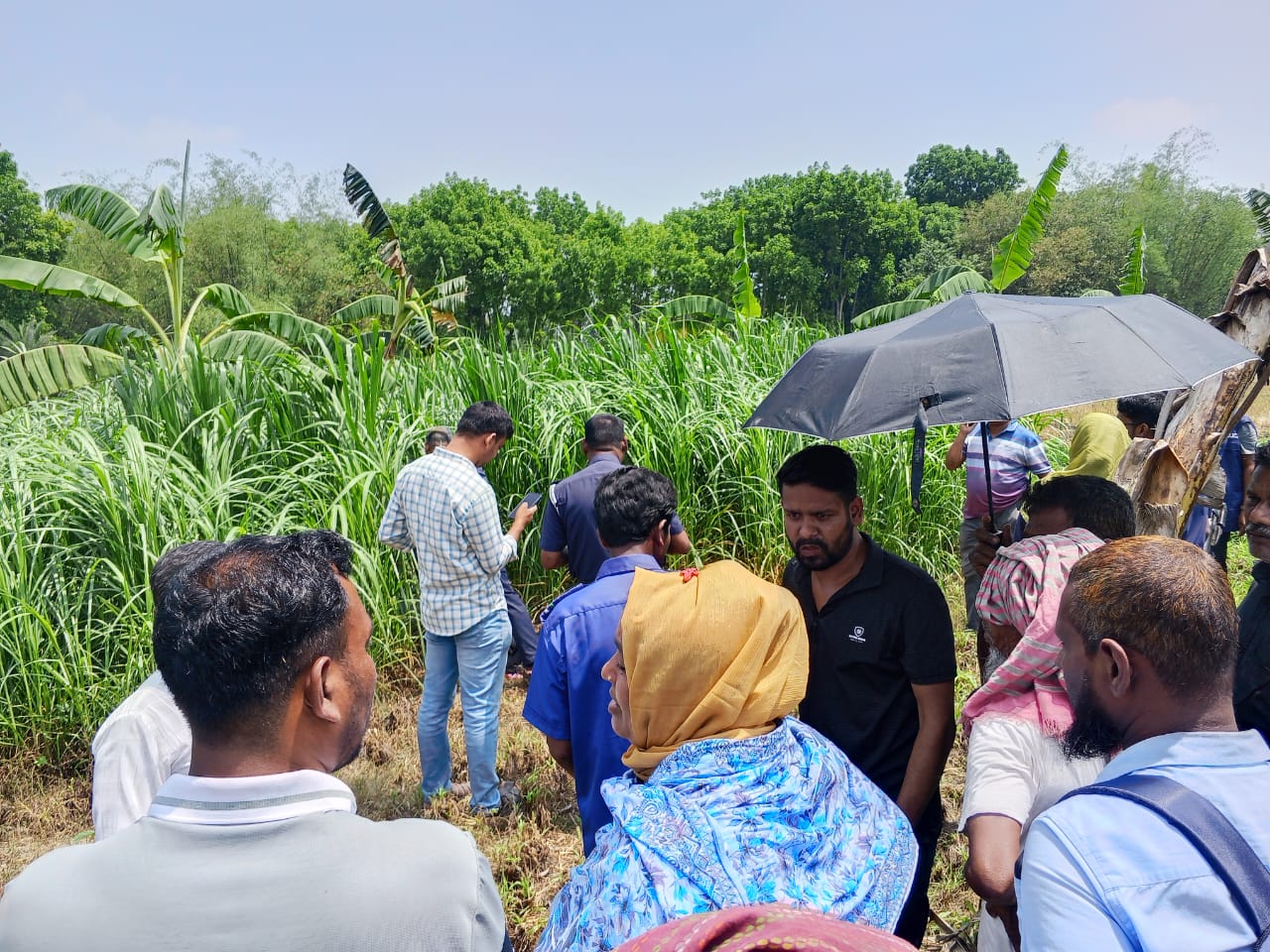 শ্রীপুরে ঘাস ক্ষেত থেকে এক নারীর বিবস্ত্র লাশ উদ্ধার