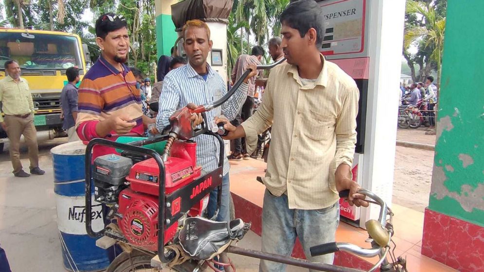 সেচযন্ত্র কাঁধে নিয়ে ঘুরছেন পাম্পে পাম্পে, মিলছে না পর্যাপ্ত তেল