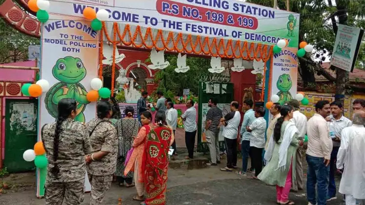 কড়া নিরাপত্তায় পশ্চিমবঙ্গের ১৫২ আসনে ভোটগ্রহণ চলছে