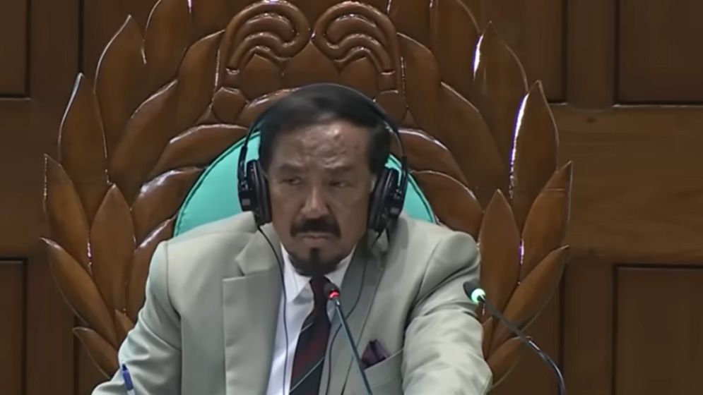 সংসদের অধিবেশন কক্ষে কিছু খাচ্ছিলেন এমপি, ধরে ফেললেন স্পিকার