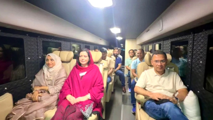 বগুড়ার পথে প্রধানমন্ত্রী