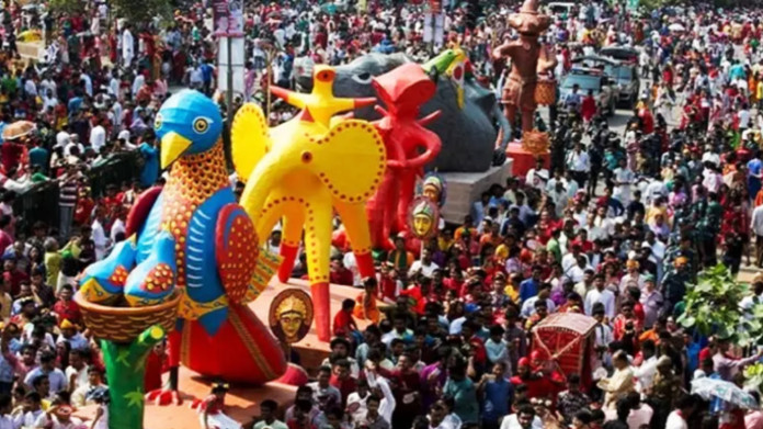 নববর্ষকে স্বাগত জানিয়ে ঢাবিতে ‘বৈশাখী শোভাযাত্রা’