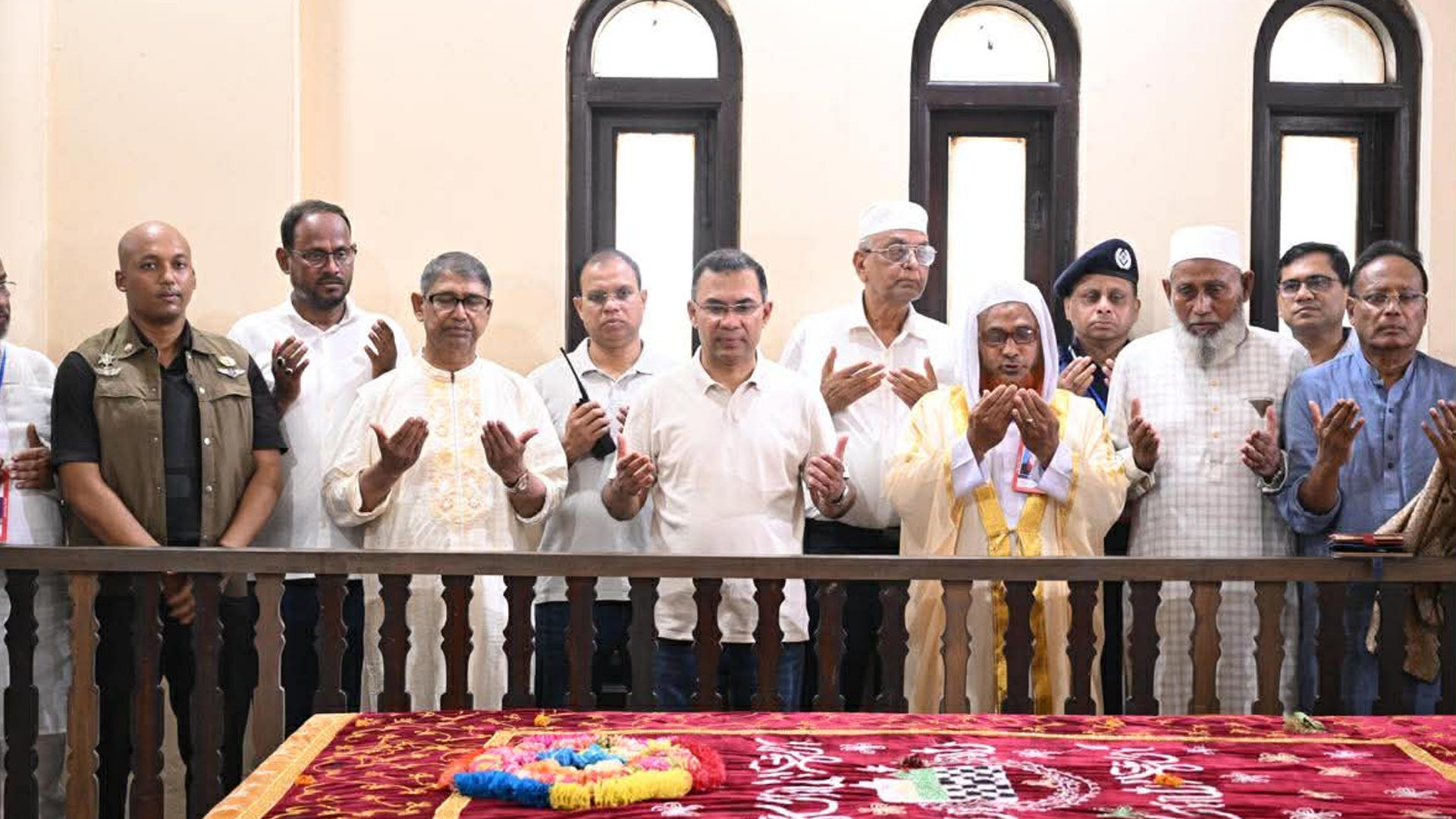 ভাসানীর মাজার জিয়ারত করলেন প্রধানমন্ত্রী