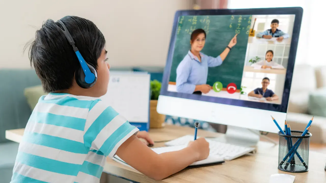 শিক্ষাপ্রতিষ্ঠানে অনলাইন ক্লাসের বিষয়ে সিদ্ধান্ত আসতে পারে আজ