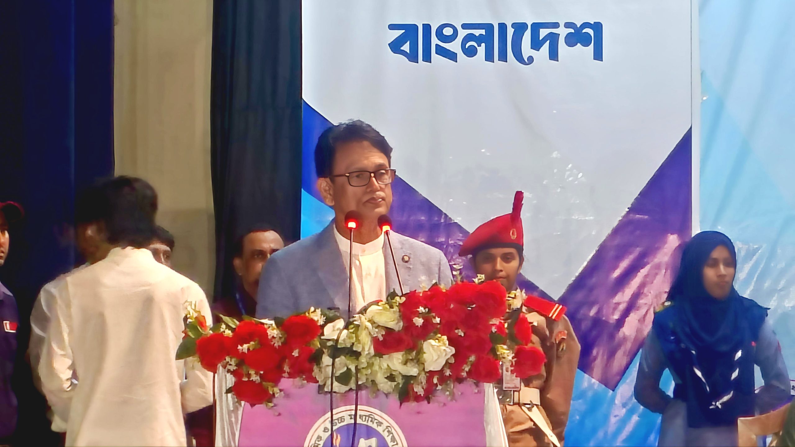 শিক্ষার্থীদের কাছ থেকে বিপুল অঙ্কের ফি নিচ্ছে ইংলিশ মিডিয়াম স্কুল