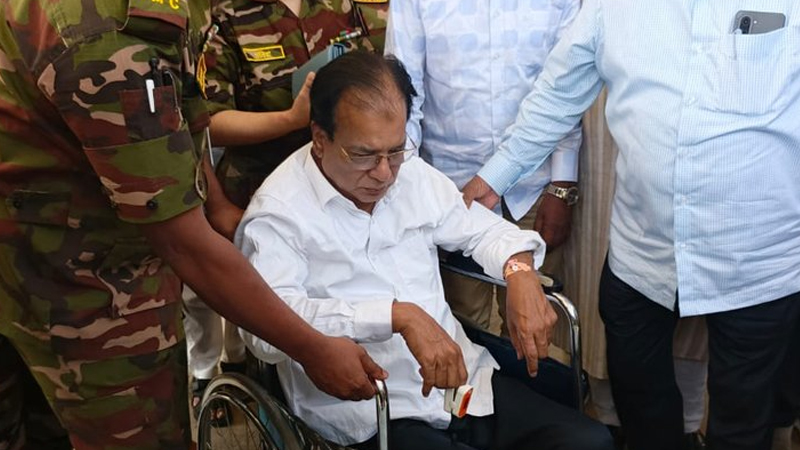 ত্রাণমন্ত্রীকে এয়ার অ্যাম্বুলেন্সে ঢাকায় এনে হাসপাতালে ভর্তি
